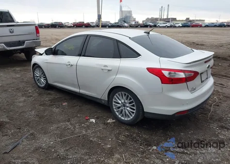 2014 Ford Focus Titanium z USA, uszkodzony, nr VIN 1FADP3J27EL405024